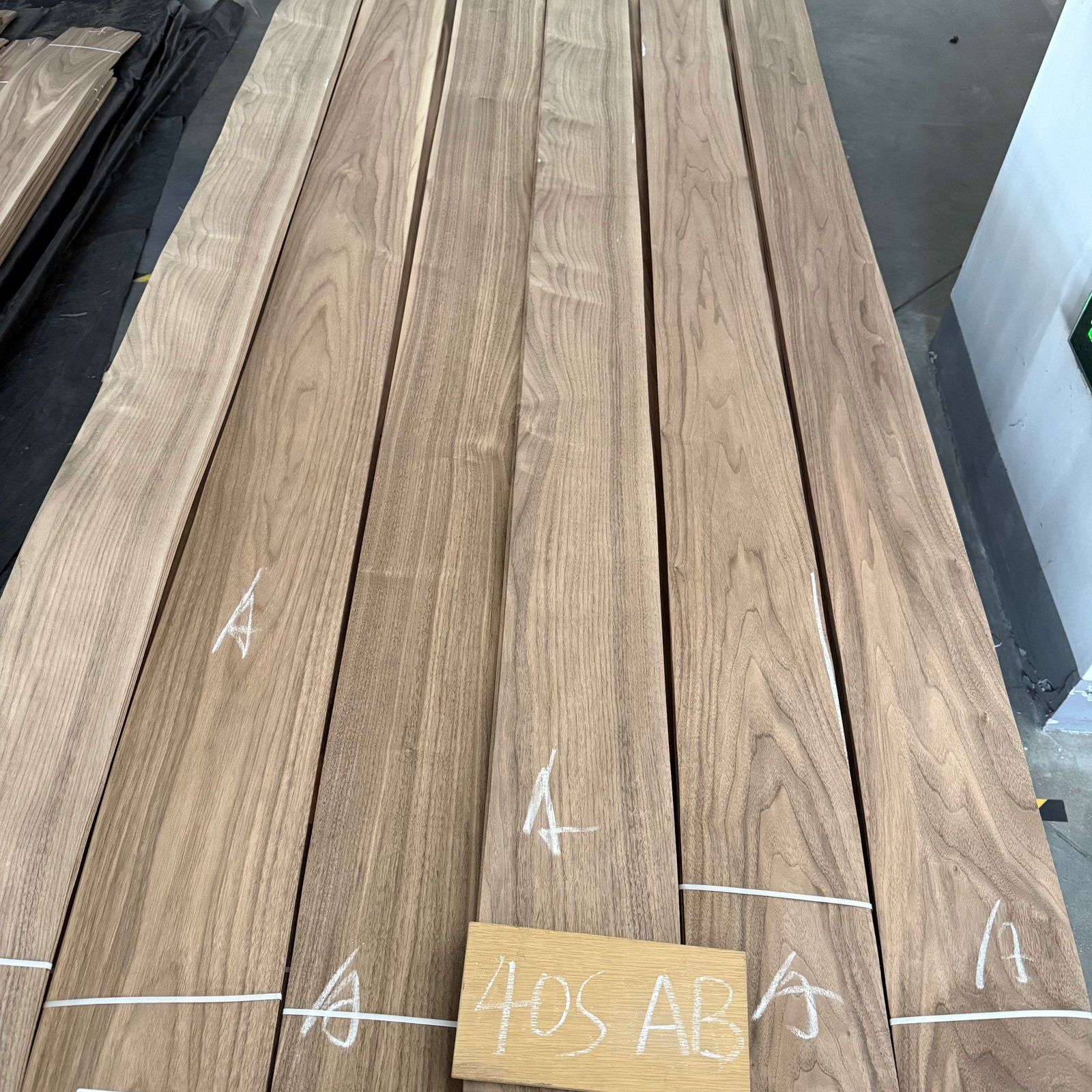 Natural Black Walnut Mixed Grain Veneer 40S – AB Grade