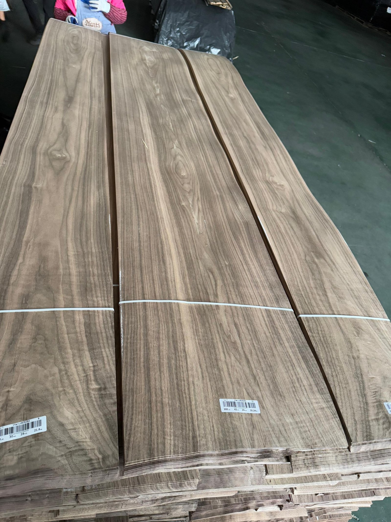 American Black Walnut Straight Grain Veneer 0.5 mm – AA+ to AAA Grade
