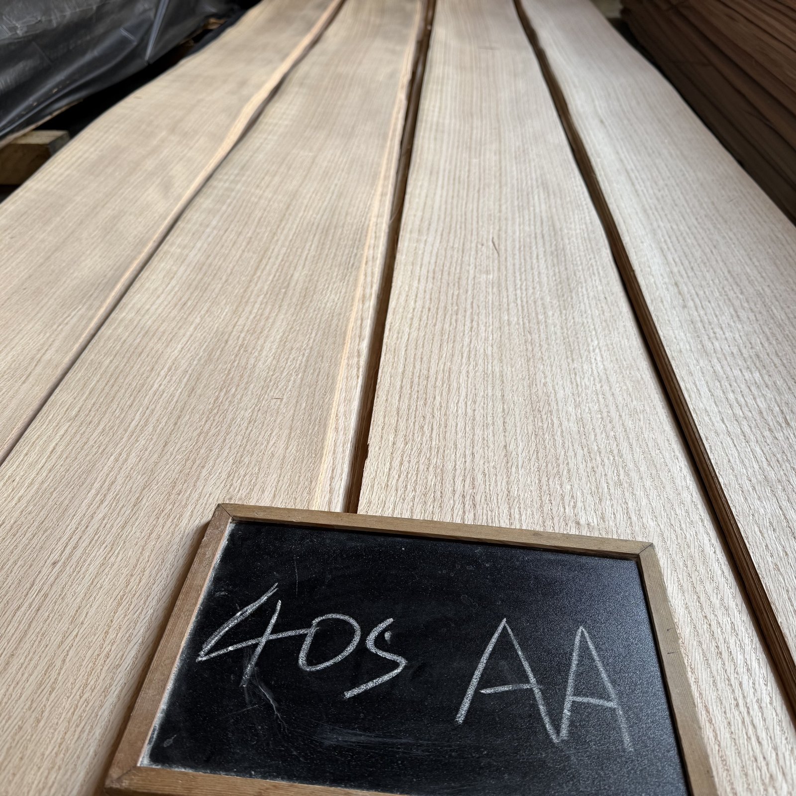 Natural Red Oak Straight Grain Veneer 40S – AA Grade