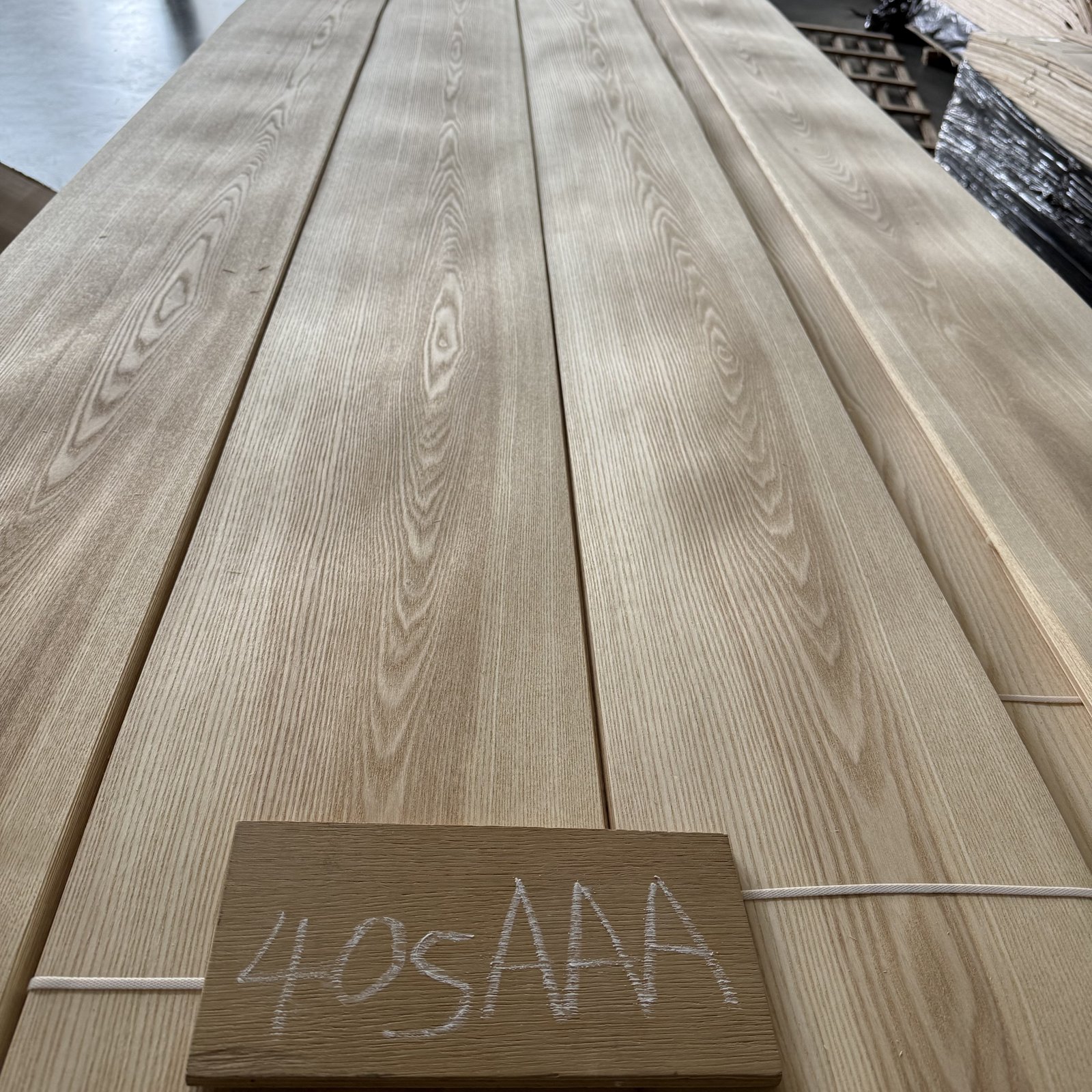 Natural White Ash Two-Tone Crown Cut Veneer 40S – AAA Grade