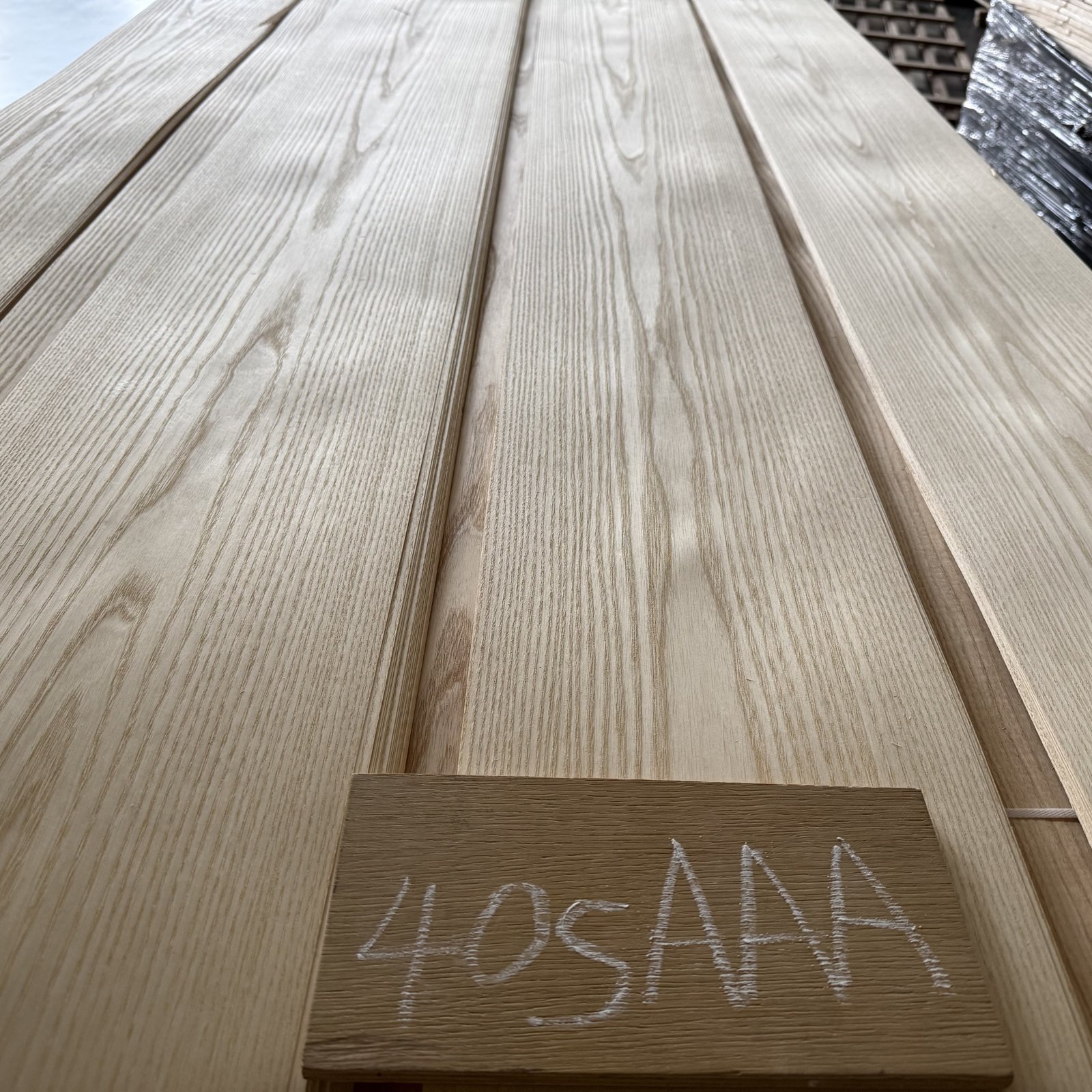 Natural White Ash Two-Tone Crown Cut Veneer 40S – AAA Grade