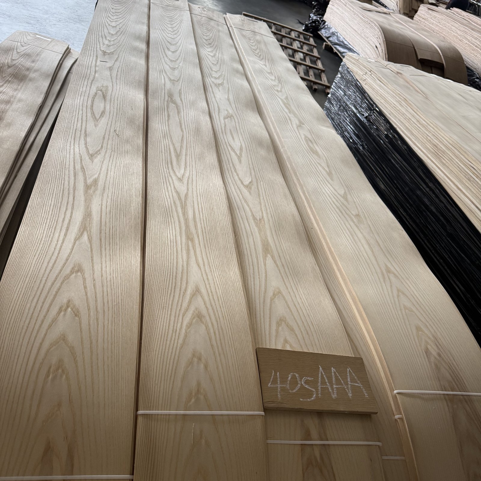 Natural White Ash Two-Tone Crown Cut Veneer 40S – AAA Grade