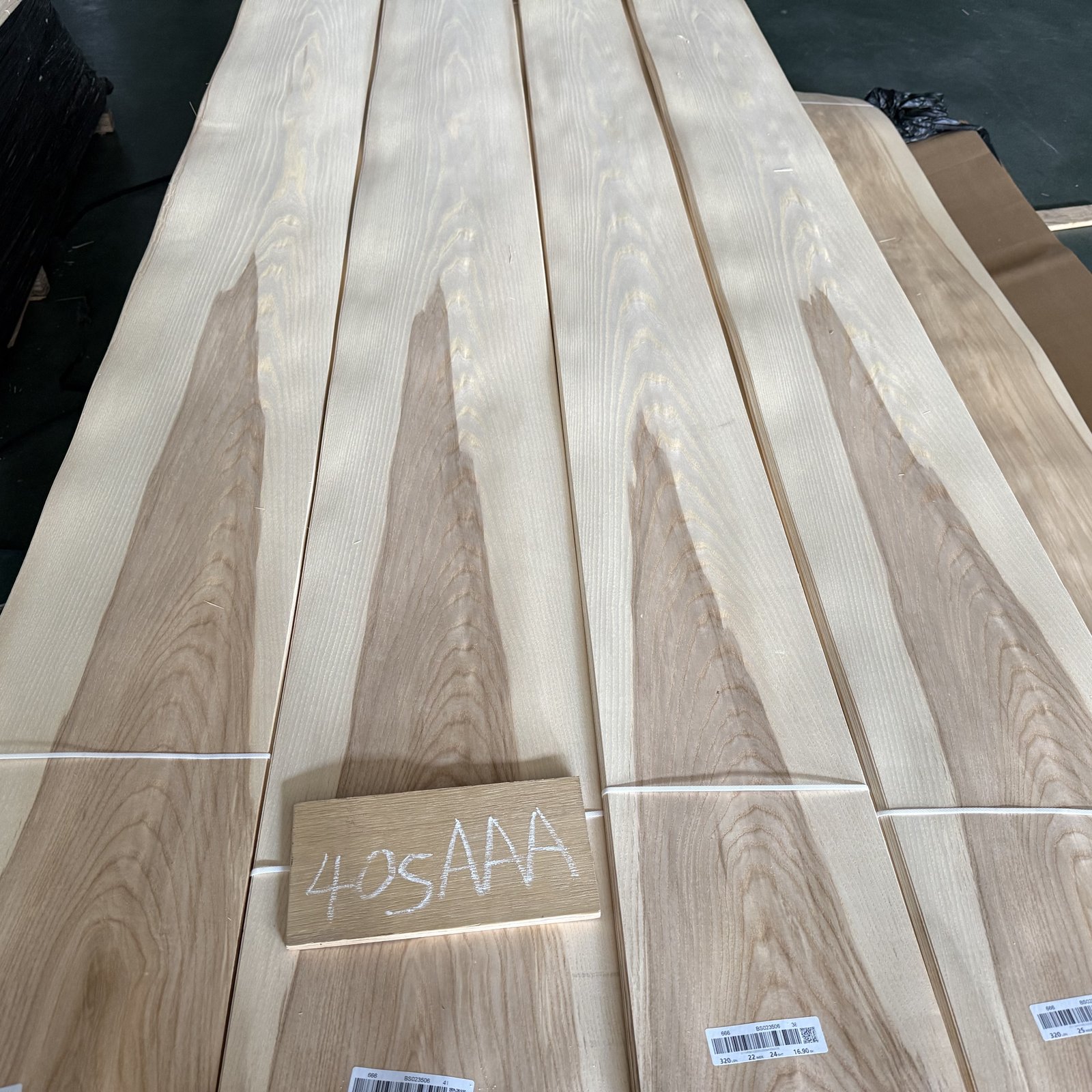 Natural White Ash Two-Tone Crown Cut Veneer 40S – AAA Grade